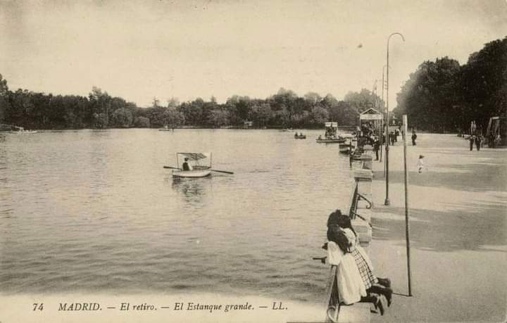 ConParadas's tweet photo. Estanque Grande del Parque del Retiro. (Últimos años del S.XIX) Fot. Desconocido.
#paradasconhistoria #paseospormadridhaciaotrasépocas #fotosantiguasdemadrid #madridantiguo #GenteDeMadrid #Retiro #EstanqueGrande https://t.co/uD09sc2TS8