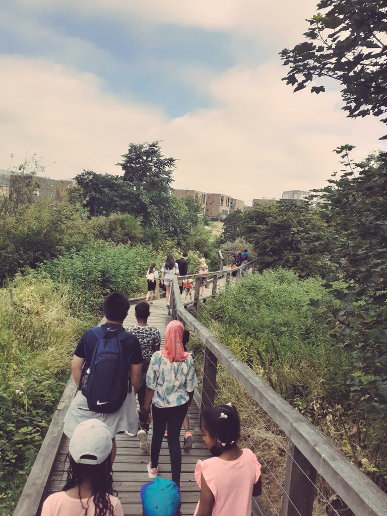 Today we took a trip to the beautiful Cuningar Loop with the families at @StSandStKGCC 🌻🐿🌲 We played hide and seek tig in the park and set up our own game of rounders to keep the fun going 🙌

<a href="/MorganStanley/">Morgan Stanley</a> @clydecashforkid <a href="/GlasgowCC/">Glasgow City Council</a> @PEEK_project_ 

#SummerofPlay #HoFoP