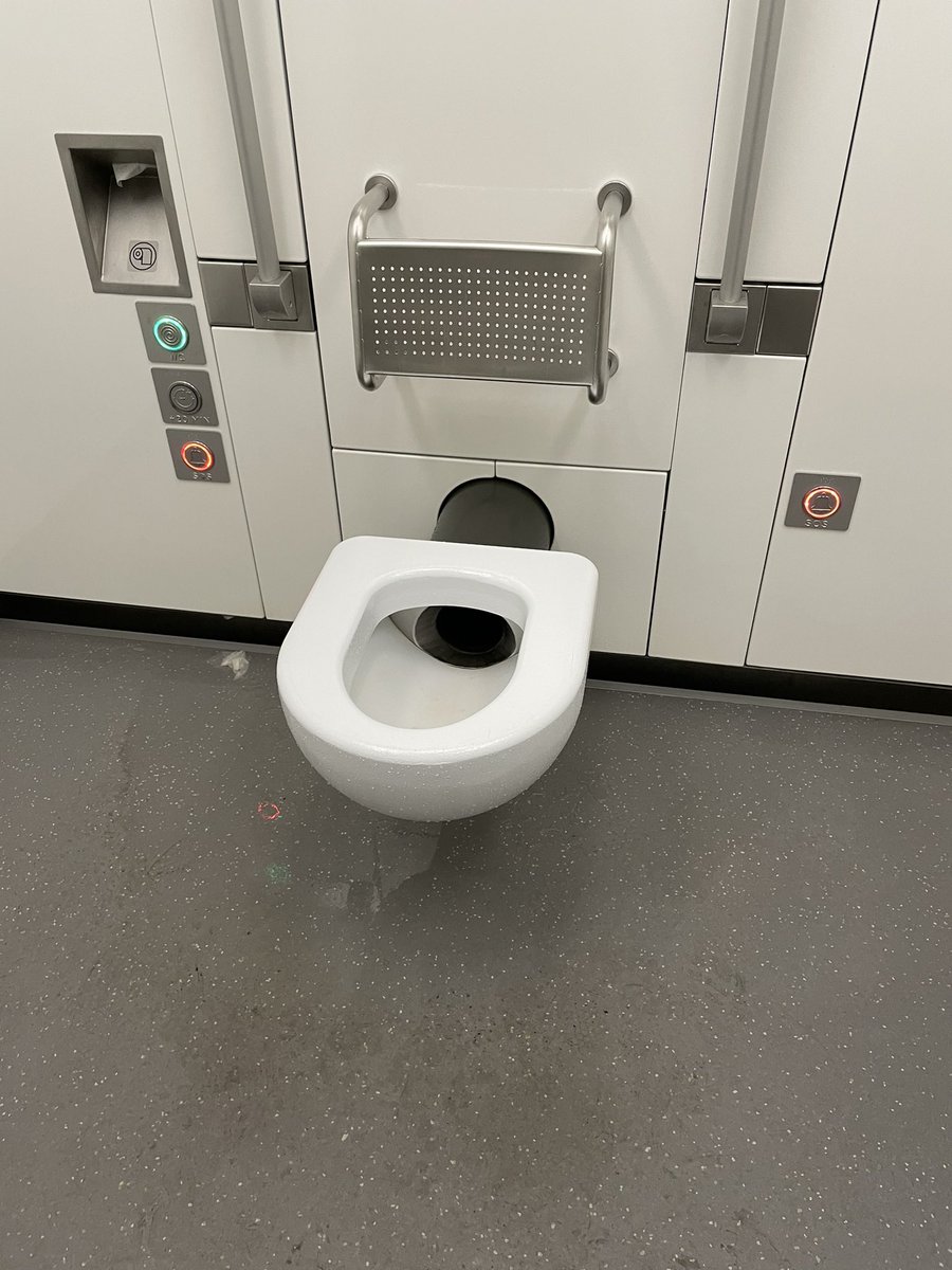 renemtwi's tweet photo. Bij het volledig automatisch reinigen van dit toilet is het de bedoeling dat je het gebouw verlaat #telaat https://t.co/nsUpBiXLHE