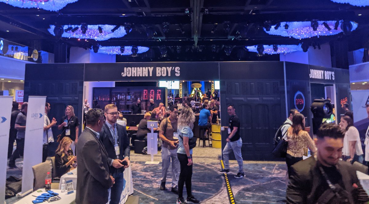 adkernel's tweet image. Scenes from the &quot;Meet Market&quot; at #ase21  Floor. #affiliate  Paradise! #AffiliateMarketing @tkuoch