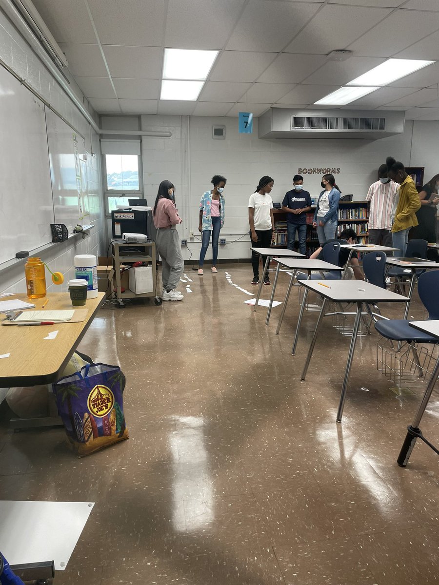 NewcomerAcademy's tweet photo. @DiannaFord9 facilitates writing in a new language after a class nature walk during @JCPSKY #BackpackLeague #jcpsESL #languageExperienceApproach https://t.co/qXECXFnYBV