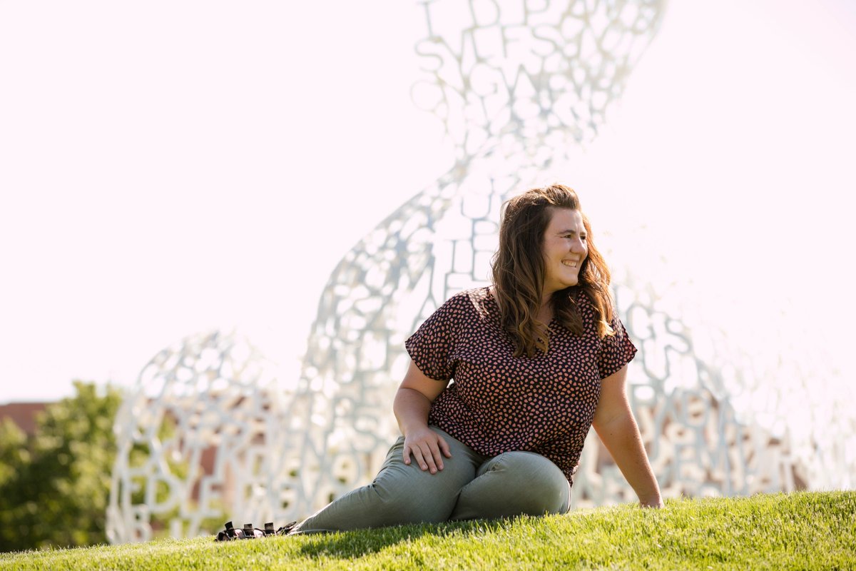 Right in the heart of #DSMUSA is the Pappajohn Sculpture Park. One of my favorite places to walk, explore + pose for a fun photoshoot 😀 <a href="/mwtravelnetwork/">Midwest Travel Network</a> #MWTravelChat <a href="/downtownDSMUSA/">Downtown DSM USA</a>