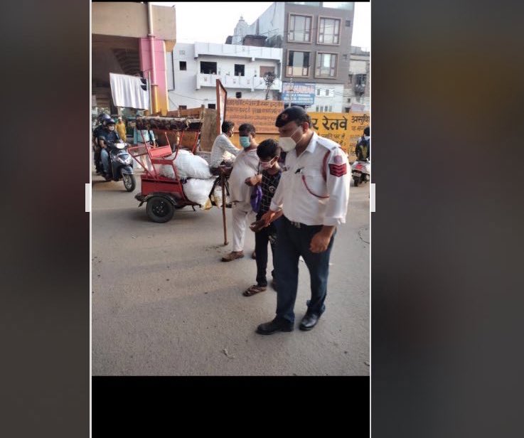 HC Jagbir helping a physically challenged person in crossing a traffic junction. #DelhiPolice #CPDelhi #CPtraffic