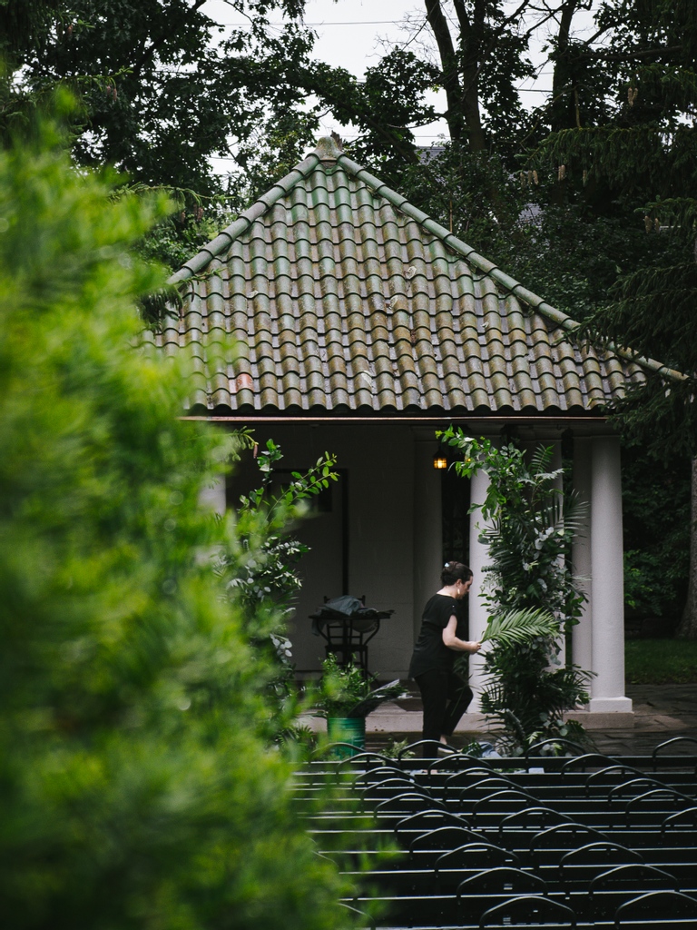 Caught someone prepping a wedding!
.
#streetphotography #parkwoodestate #streetoftones #stroller #candidstreet #candidshots  #攝影 #candidphotography #timeless_streets #photooftheday #instagood #dailyphoto #therawsociety #lensonstreets #street_storytelling #lensculture