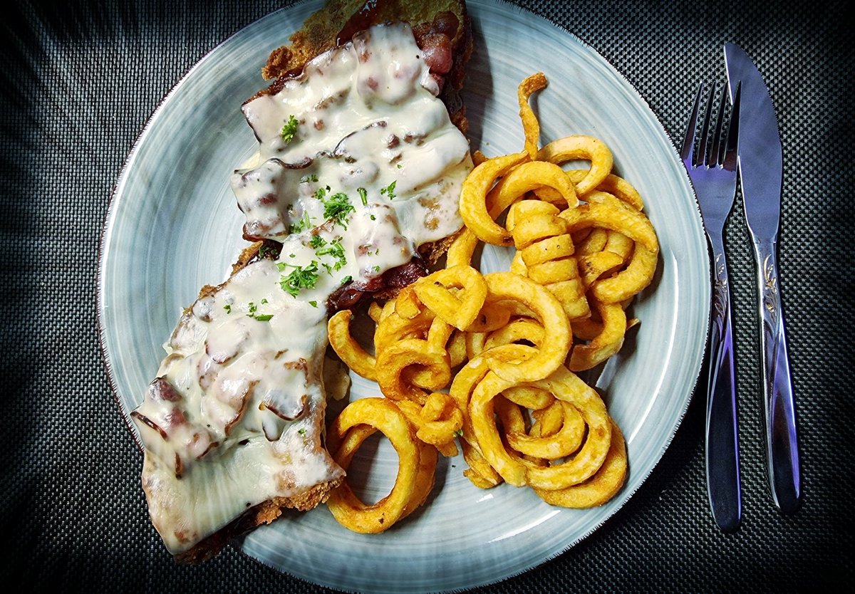 Bibax_RBL's tweet photo. Man muss auch gelegentlich kulinarisch neue Wege beschreiten. Heute ein Schnitzel mit Bacon, BBQ-Sauce und Käse überbacken. Ungewöhnlich, aber lecker. 😋#Schnizz https://t.co/6rQL7ZAbiD