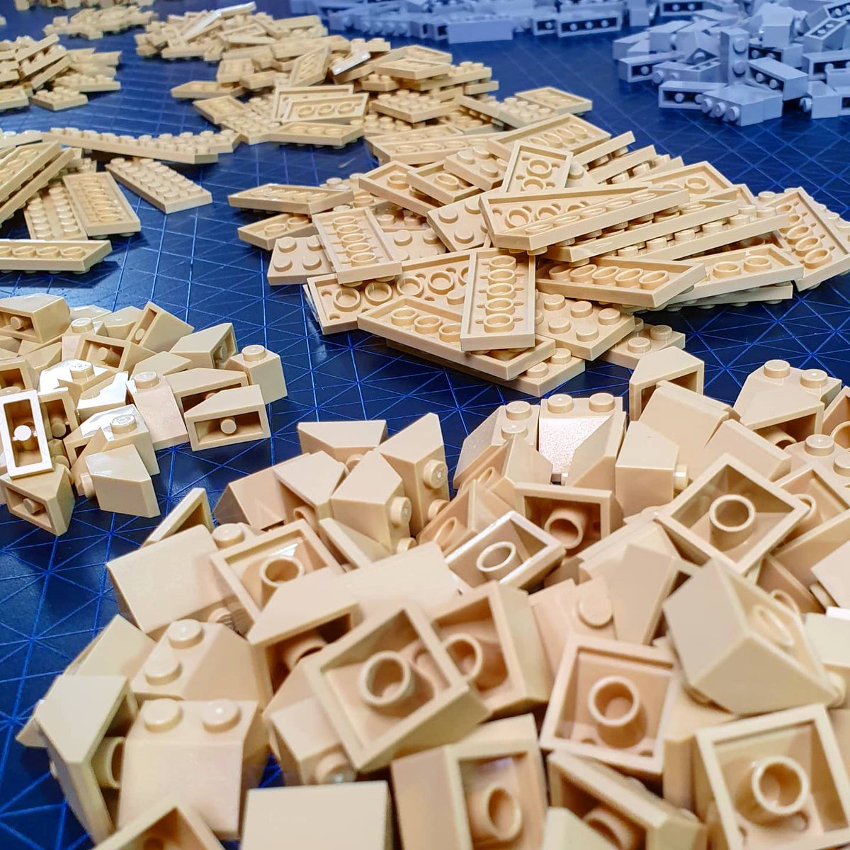 CreativeBrickB's tweet photo. Some bricks have arrived, and a few extras!

#bricklink #lego #legocity #legomoc #moc #legobuild #legobrick #legobricks #legoset https://t.co/gJbjJEV91s