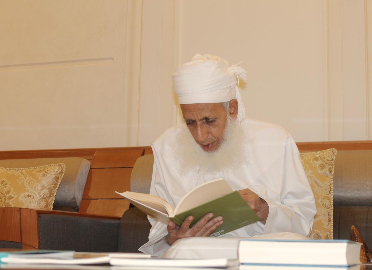 " ليسَ الخلائقُ كلـُهم أكفَاءُ  لا يستوي الجهّال والعلـماءُ  لا يستوي نبـعٌ ترقرقٍٍَ مـاؤهُ  يروي الأنامَ وصخرة صـمّاءُ  دوماً يموت الجاهلون بجهلهم  والعالمون ... بعلمهم أحياءُ .. "