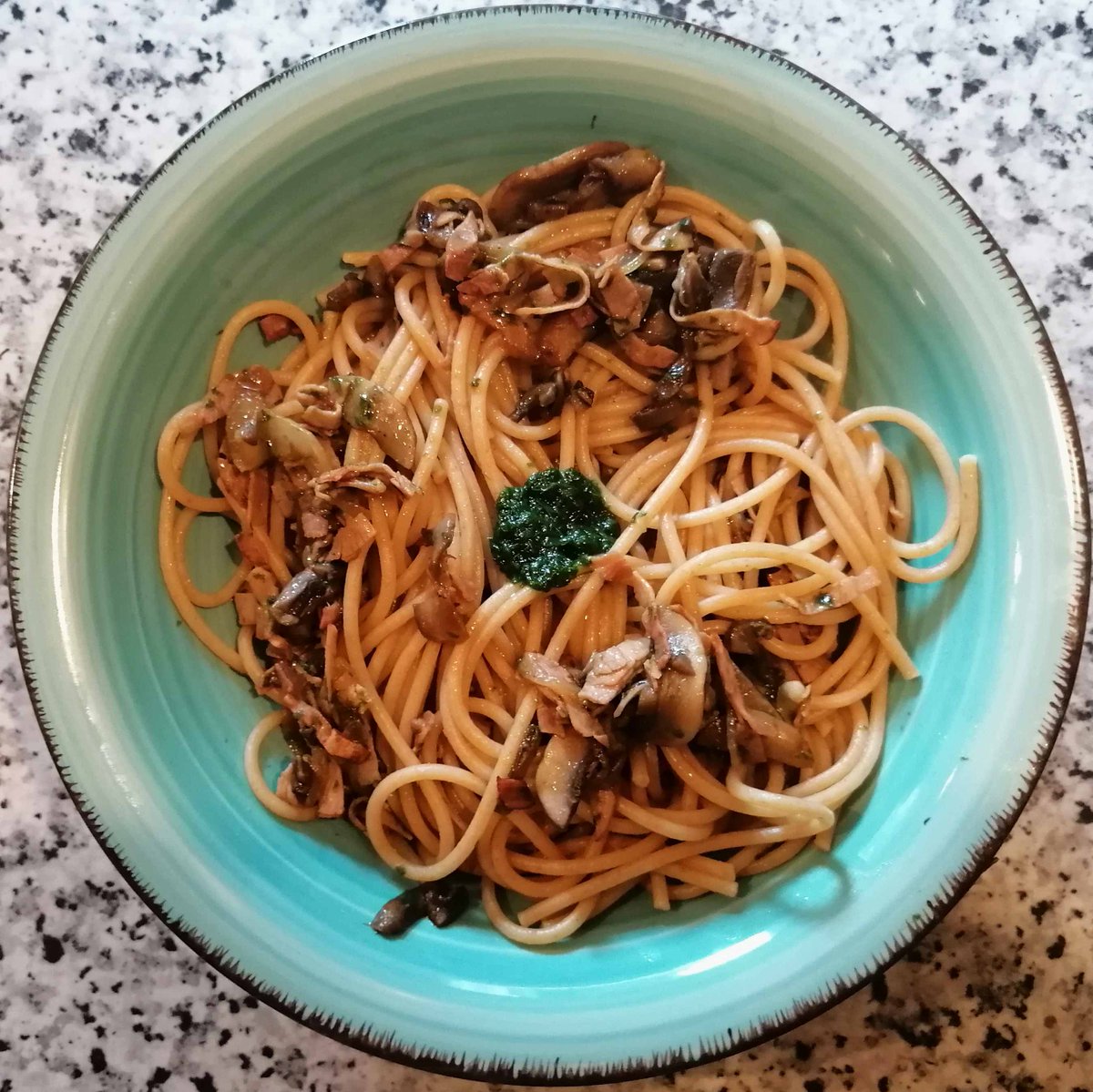 MikeKocht's tweet photo. #Pasta #Twooking mit (#Vollwert) #Spaghetti:
#Schinken #Champignons #Bärlauchöl
Dazu Salat von #Rohnen (#roteRüben) und #Apfel
https://t.co/zn6rKmOHlh https://t.co/ZXaGq5yncc