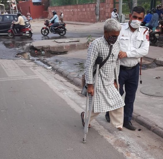HC Jagbir helping a physically challenged person in crossing a traffic junction. #DelhiPolice #CPDelhi #CPtraffic