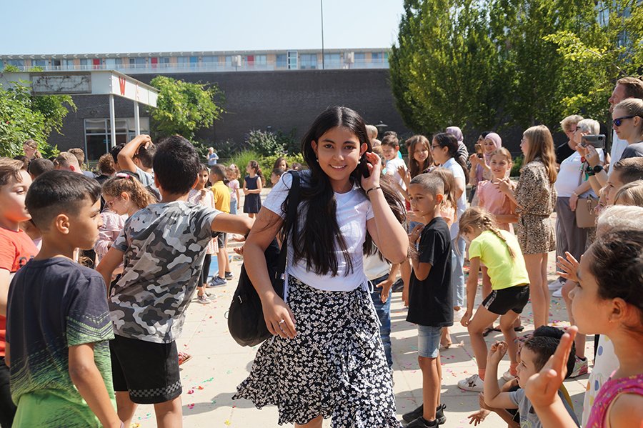 Vanmorgen heeft De Walsprong in de stralende zon groep 8 uitgezwaaid. De schoolverlaters mochten op de speciaal neergelegde matten van de trap afglijden en door een erehaag lopen van leerlingen en leerkrachten. Wat was het een mooie en bijzondere ochtend! walsprong.nl/2021/07/afsche…