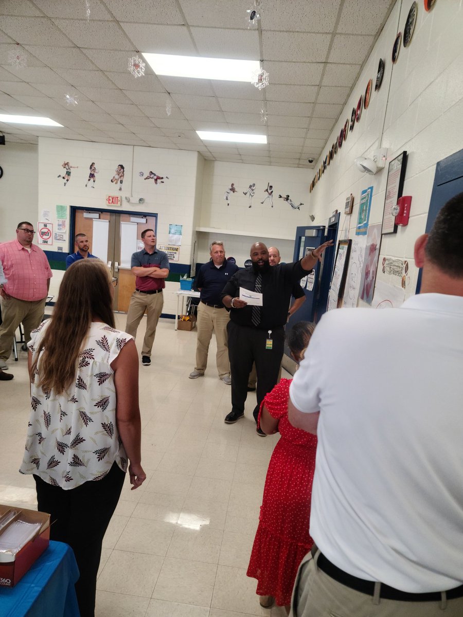 ReneeJerns's tweet photo. IRSD administrators are "stuck on learning!"  #administrativeinstitute2021 #neverstoplearning #tier1 #learningtogether #stuckonlearning #learningthatsticks https://t.co/lH9TaXh2wt