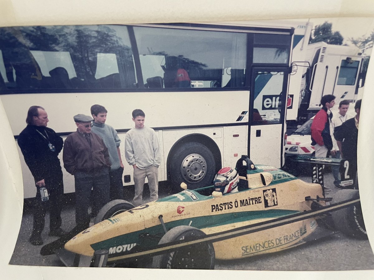 cheztontontlse's tweet photo. Arrêtez tout, on vient de retrouver la photo vintage la plus fabuleuse de tous les temps.💛

(Bougez pas @F1 et @NetflixFR, on arrive les frères.)

#PastisÔMaîtreOutOfContext https://t.co/x9BfP4YCb5