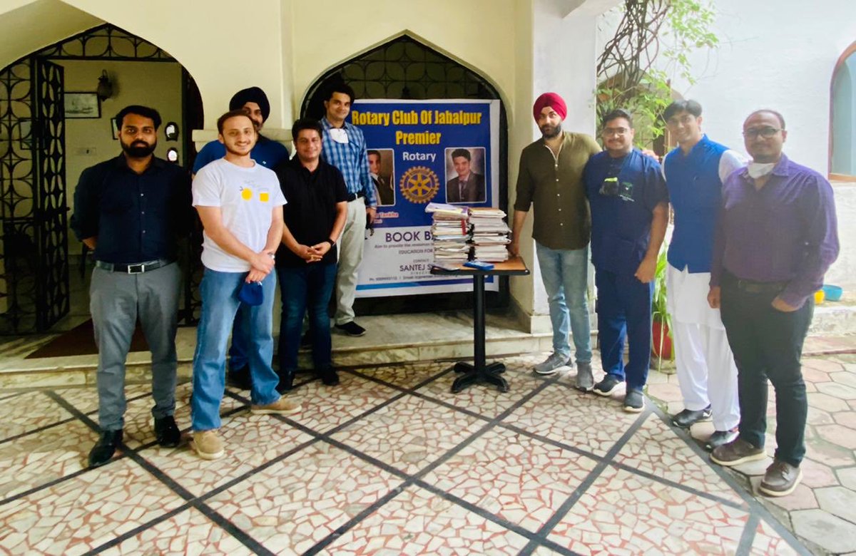 VTankha's tweet photo. @Rotary #bookbank for poor & unaffording students. A noble initiative of young & new RC Jabalpur Premier & team @varuntankha !! 🙏👏. @Shekhar_Rotary https://t.co/V9ttBXACB3