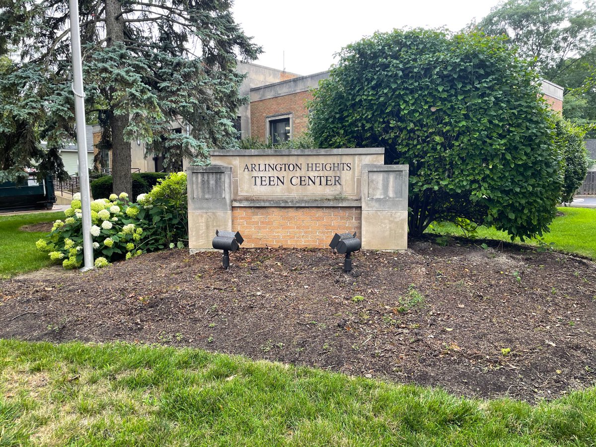 ahml's tweet image. Many hands make for light work at the library's new Makerplace building, as construction continues on the kitchen, landscaping and more! Stay tuned for more updates as construction continues at 112 N. Belmont. #AHMLMakerplace #LibraryMakerspaces ahml.info/makerplace