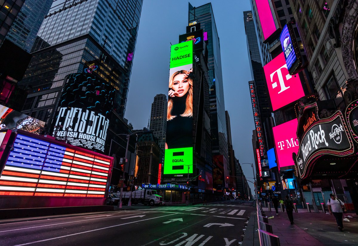 SpotifyTurkiye's tweet photo. Times Meydanı'nı Hay Hay'la @Hadise aydınlatsın mı? EQUAL Türkiye'nin kapak yıldızı şimdi New York'ta. 💚 https://t.co/79KHzFERAR https://t.co/oxZcWgaQJe