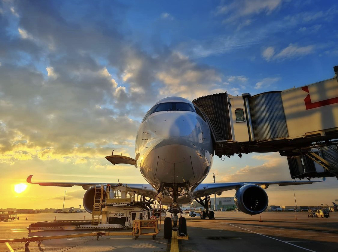 What a view at #Heathrow! 🌅  + ✈️ = 🤩

A great image from pegoraptor on Instagram.