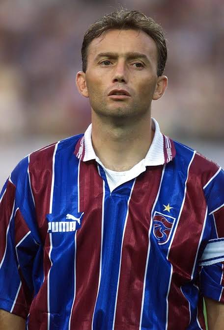 UnutulmazSL's tweet photo. Hami Mandıralı

Uyruk: Türkiye 🇹🇷
Pozisyon: Forvet
Süper Lig Kulüpleri: Trabzonspor, Ankaragücü
Süreç: 1985-2002

Süper Lig İstatistikleri:
Maç: 476
Gol:   219

#HamiMandıralı #Trabzonspor #Ankaragücü #SüperLig #unutlmaz #hatıra #retro #futbol #maç https://t.co/XMzUg948Zg