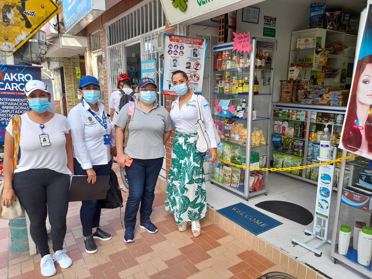 ccdeibague's tweet photo. En alianza con la @Alcaldiaibague dimos inicio a la campaña #SerFormal, donde visitamos diversos establecimientos de la ciudad con el objetivo de identificar las unidades productivas no formales y promover su formalización. https://t.co/BGSQEhbrbK