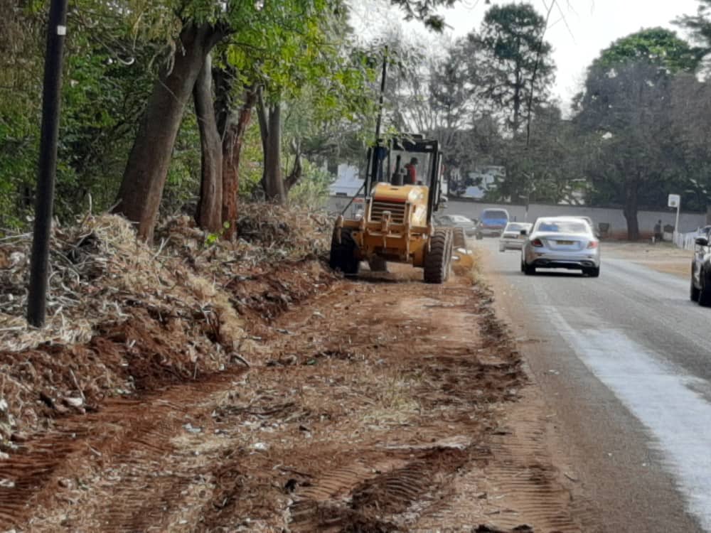 HARARE STREEETS UNDER #ERRP2
Mazoe street 
Pothole patching and drainage clearance is complete.Tree pruning and grass cuttings around Parirenyatwa hospital is underway. Road shoulder widening around UZ Medical school is ongoing.