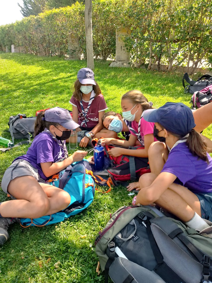 ¡Es hora de andar!Hoy todas las unidades hemos empezado las marchas por los alrededores del campamento.Tocó esforzarse y disfrutar de cada paso observando el paisaje de la sierra oeste de Madrid.Lee esta nueva página en gsorion.wixsite.com/librodecampame… #gsorion #scouts #campamentodeverano