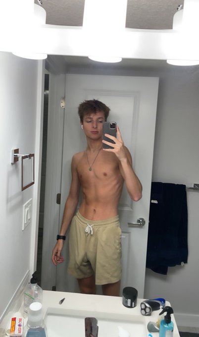 If u look at my shorts ur gay ??‍♂️ https://t.co/YEhPkJwgm5