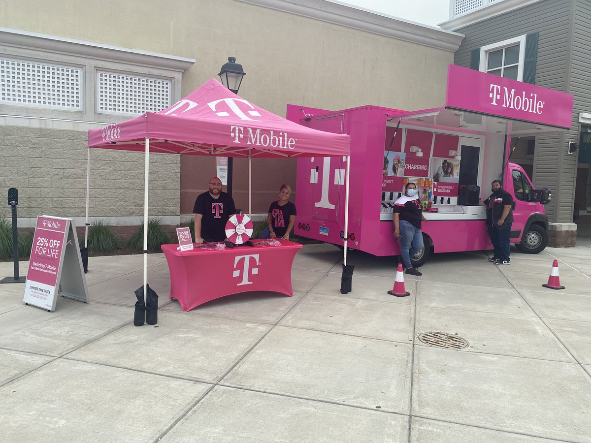 Meet Team 558F at Clinton Outlets for great deals and 25% off for life! <a href="/DavidAntczak3/">David Antczak</a> <a href="/ValentinKeyla/">keyla valentin</a> @AliSomji @TMoTruckSouthCT