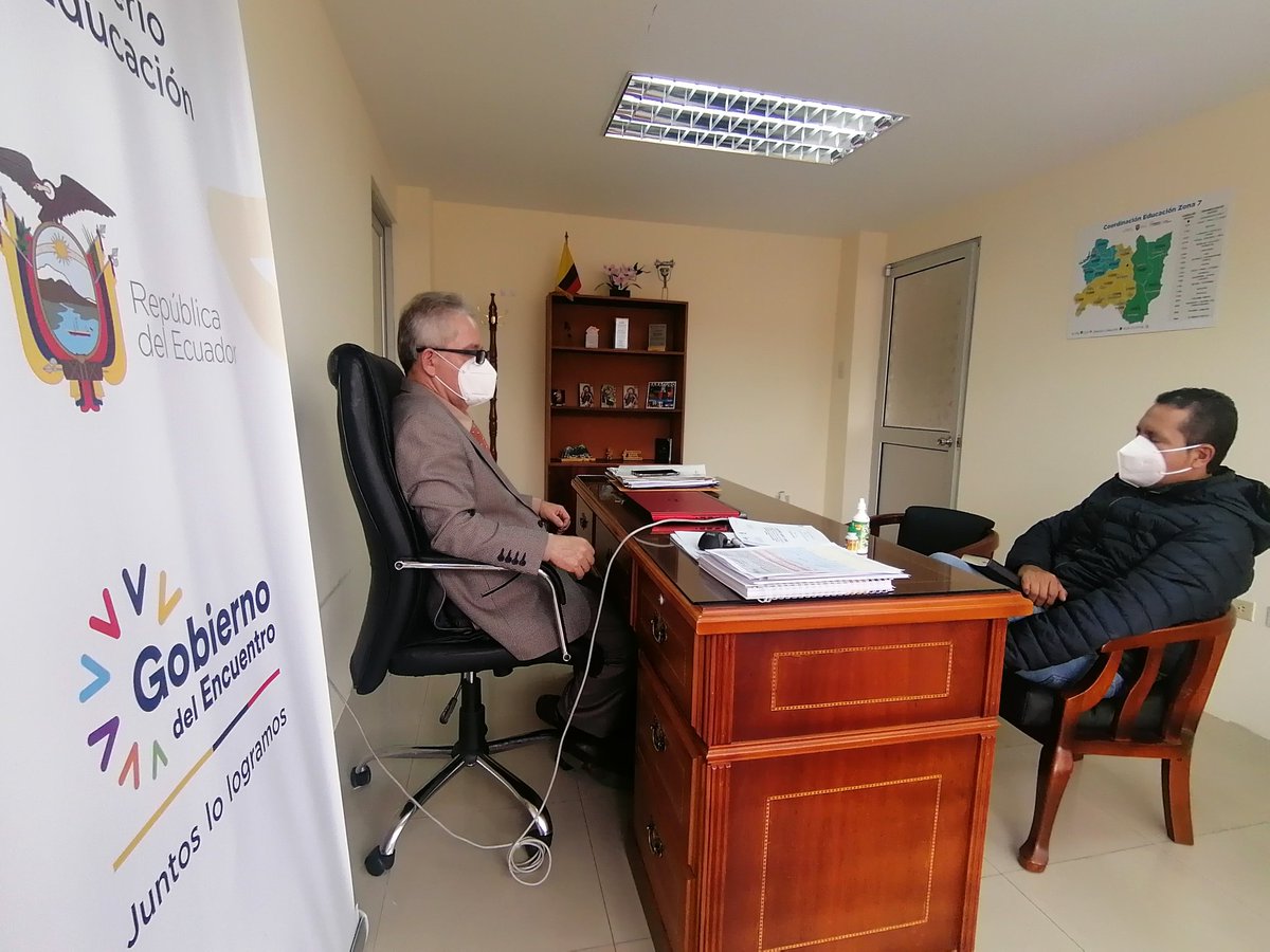 camiloaep's tweet photo. Recibimos la visita del alcalde del @MunicipioCelica, @OswaldoRomanC, para dialogar sobre las posibilidades de cooperación en materia de infraestructura educativa en el cantón fronterizo. Existe total apertura para concretar acuerdos.
#JuntosLoLogramos https://t.co/uJ1IbobEKJ
