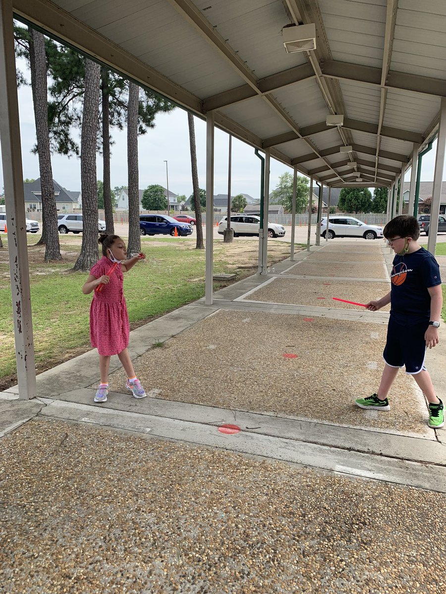 bsturgis21's tweet image. Spending time outside during our #PE block to integrate sensory play and gross motor skills using #BUBBLES 🤩 #CCSRISE2021 #ECTeam @HoneycuttElem @sdhaley1 @Marsha_S_Parker