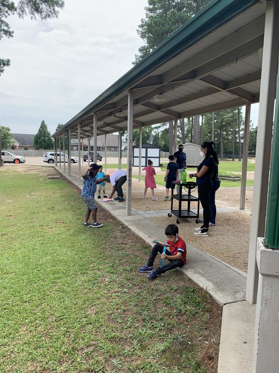 bsturgis21's tweet image. Spending time outside during our #PE block to integrate sensory play and gross motor skills using #BUBBLES 🤩 #CCSRISE2021 #ECTeam @HoneycuttElem @sdhaley1 @Marsha_S_Parker