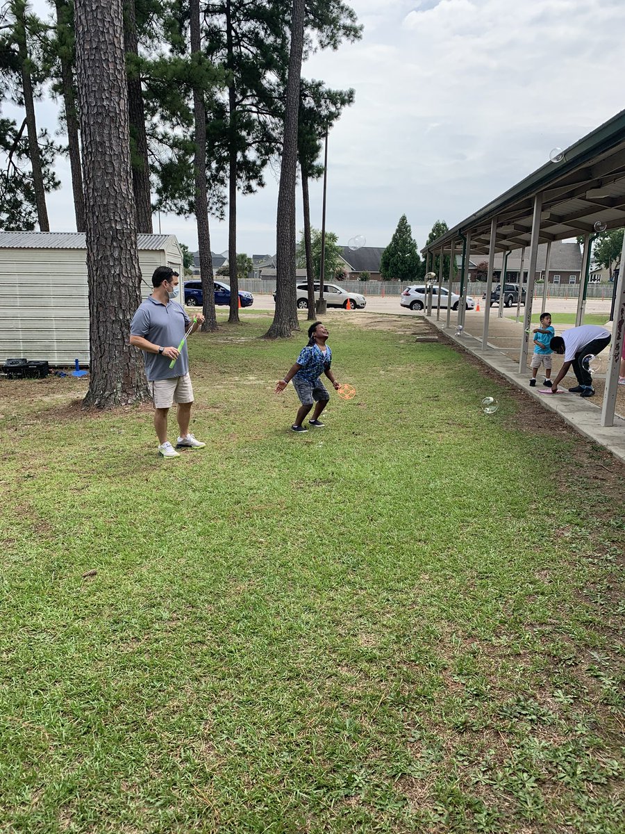 bsturgis21's tweet image. Spending time outside during our #PE block to integrate sensory play and gross motor skills using #BUBBLES 🤩 #CCSRISE2021 #ECTeam @HoneycuttElem @sdhaley1 @Marsha_S_Parker