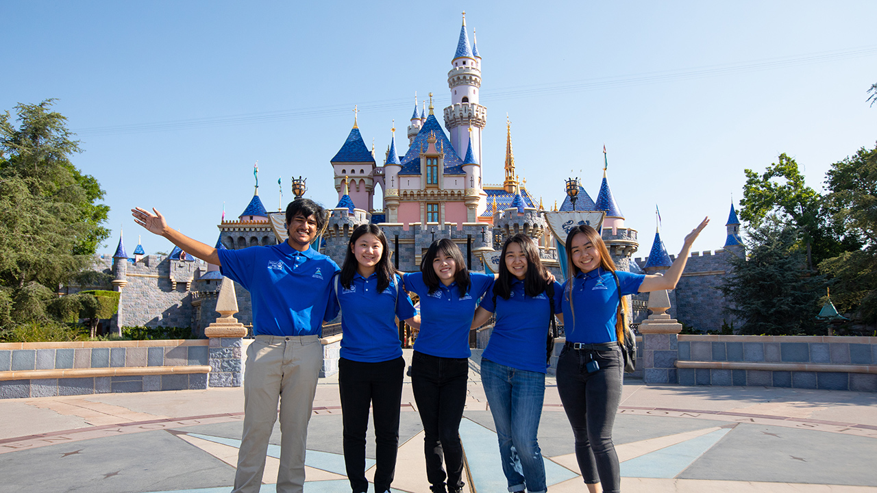 Ride Jeg bærer tøj Sæt tabellen op Tomika Talks #WearAMask on Twitter: "DisneyParks: For the second year,  @Disneyland Resort supported Anaheim's Innovative Mentoring Experience,  pairing six students from Anaheim Union High School District with  professional cast members for six