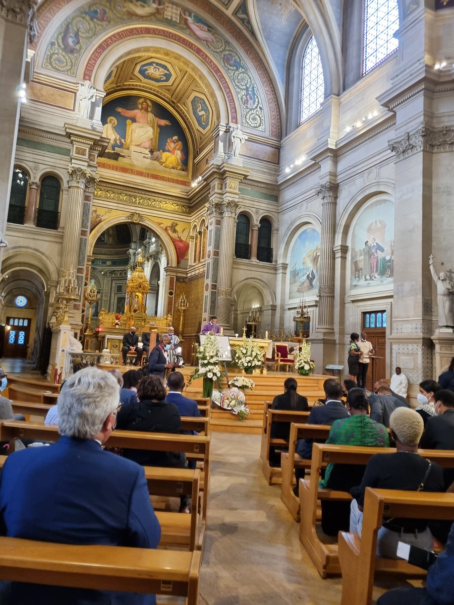 Une belle cérémonie  à Paris en l' honneur de SE l'ambassadeur Charles Gomis, trop tôt disparu. Charles était un grand serviteur de  🇨🇮 <a href="/CotedIvoire_off/">La Côte d’Ivoire</a> et un ami sincère de la 🇨🇵France. Le monde a plus besoin d' ambassadeurs que de soldats en ce moment. Charles était  juste. RIP