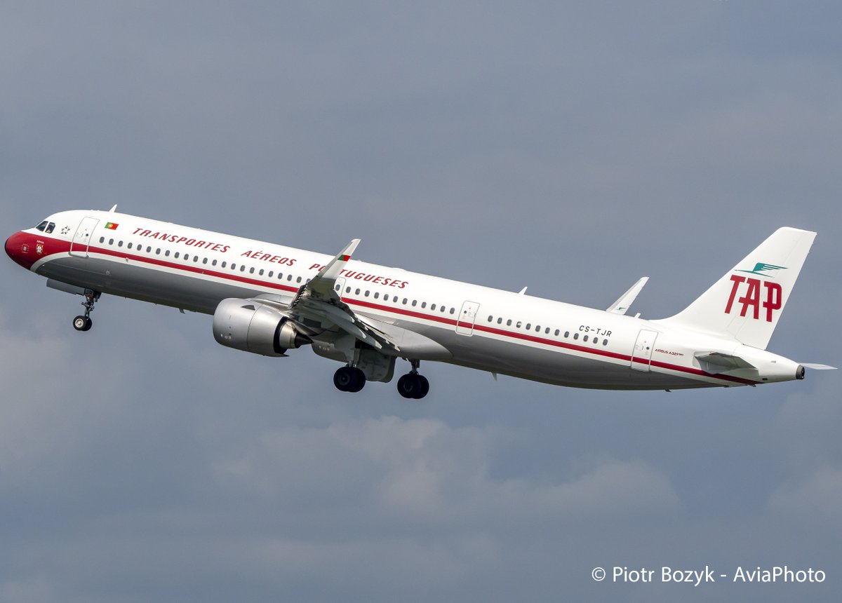 Dzisiejszy przepiękny retro gość na #LotniskoChopina czyli #Airbus A321neo CS-TJR w barwach #TAP Air #Portugal z lat 1953-1979 / Today's beautiful #retro guest at <a href="/ChopinAirport/">Chopin Airport, WAW</a> - Airbus #A321neo CS-TJR in <a href="/tapairportugal/">Claim Department Tap Air Portugal</a> colors from the years 1953-1979😍✈️#AvGeek #aviation #WAW