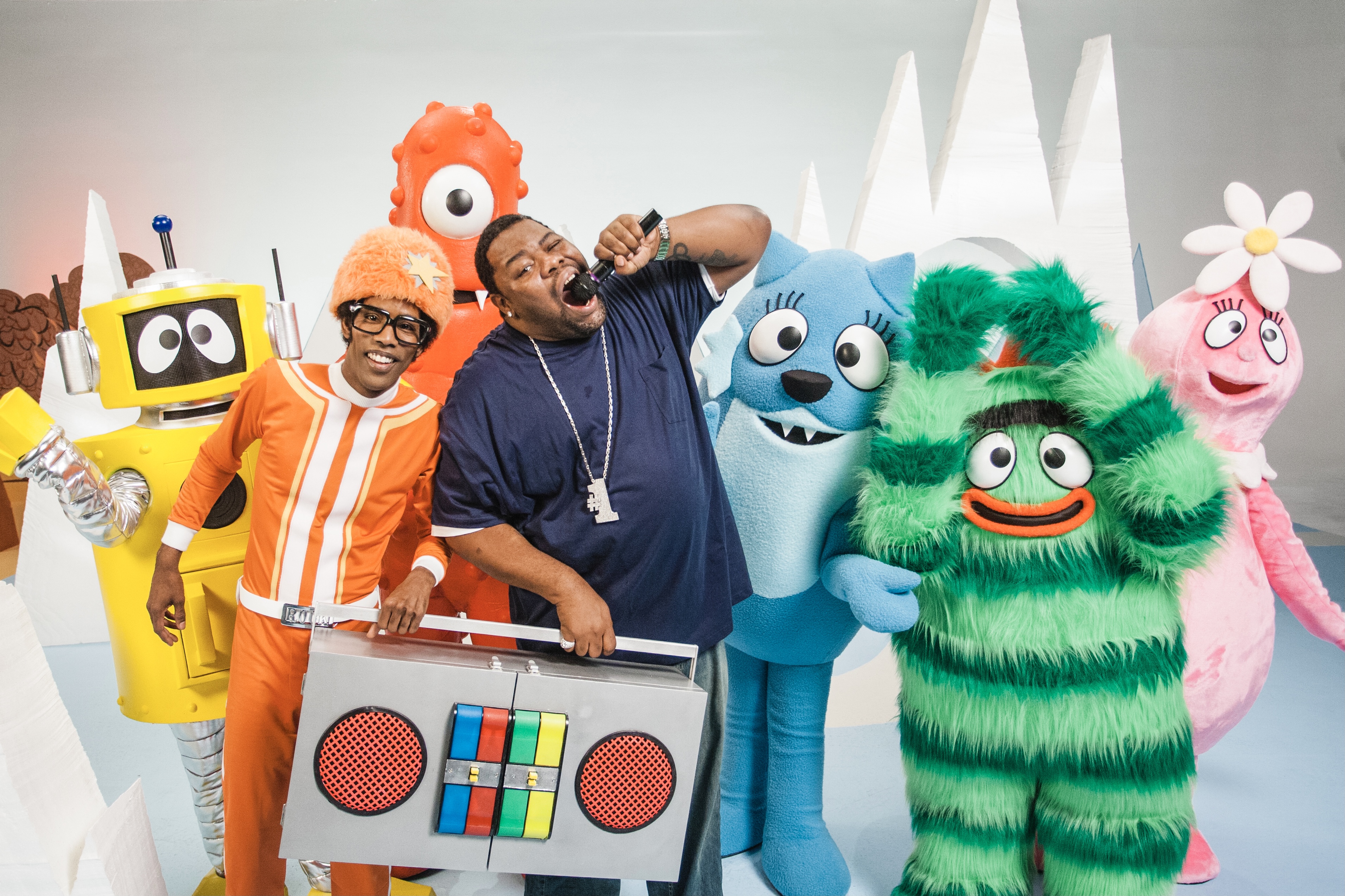 YO GABBA GABBA Parody Trampoline Fun with Muno, Plex, Brobee and Foofa  Get Your Silly Out 