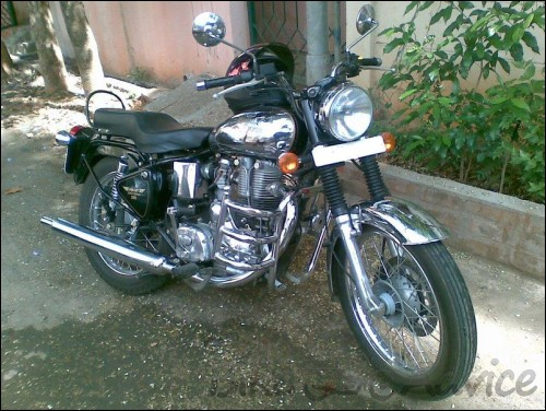 TheGhostRider31's tweet photo. 202/365-The #RoyalEnfield #Machismo #LB500 was the Flagship thumper of this stable in the 2000's. One advert claimed that it apparently cured Male Menopause (If such a thing existed) It was available with a host of accessories giving it a classy vintage period look. #BikerLife https://t.co/ipbhFwyj5s