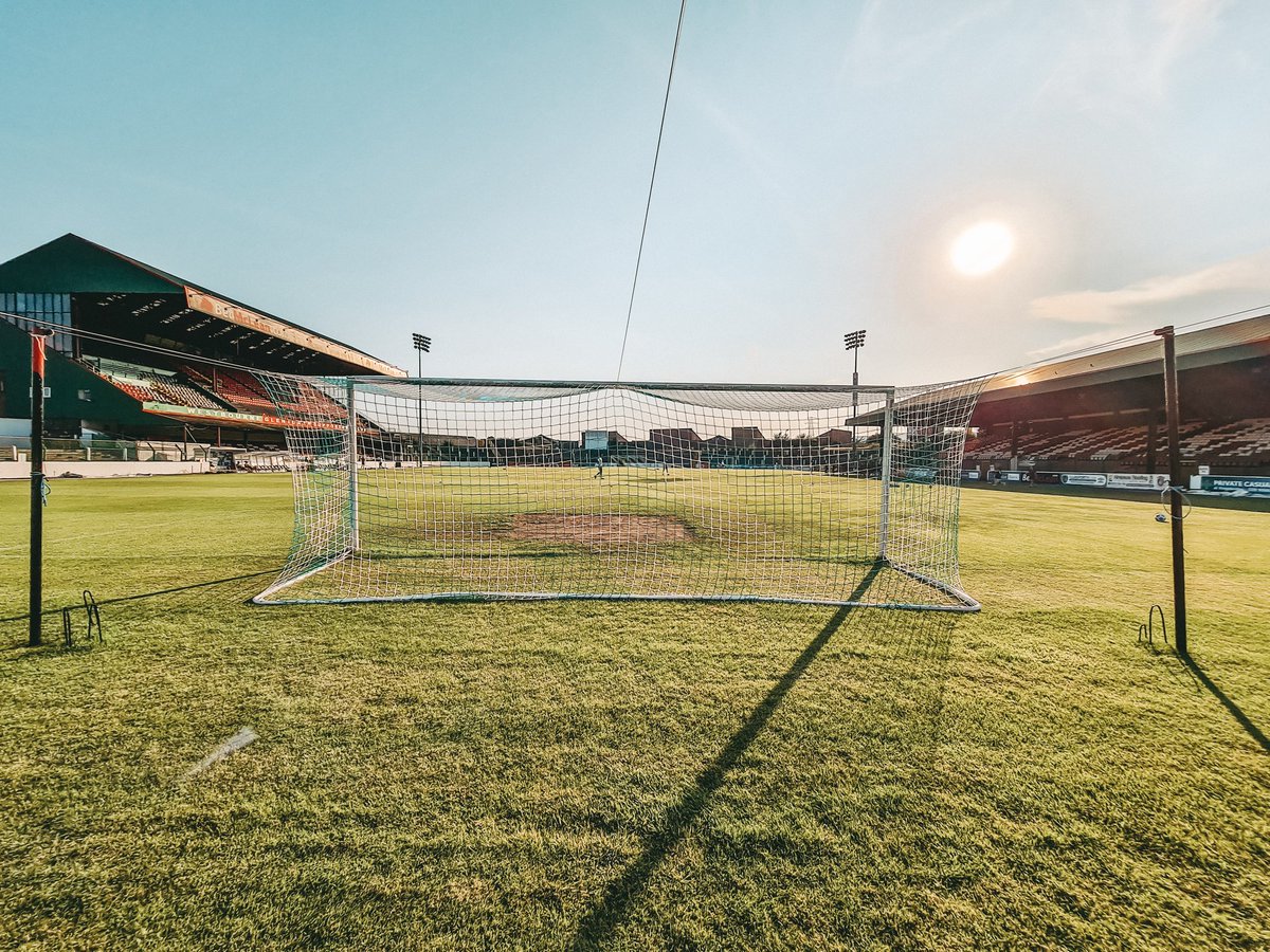 Glentoran's tweet photo. Glorious East Belfast 😎

#WeAreGlentoran #COYG 💚🐓 https://t.co/C6apEMVqQU
