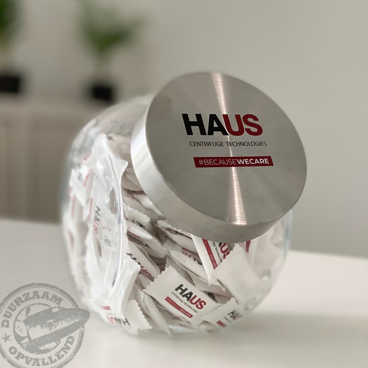 SigncraftNL's tweet image. 😋 Verdraaid lekker, die snoepjes van HAUS centrifuge technologies! Hygiënisch verpakt in een mooie glazen pot. Voor zo'n geschenk heeft iedere relatie wel een plekje. De doppen zijn voorzien van een UV geprint logo. Opvallend en duurzaam!