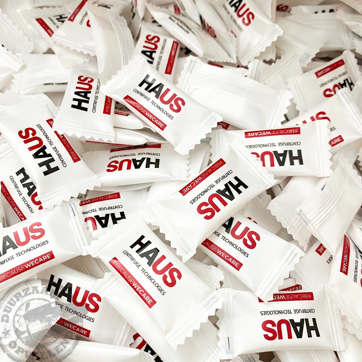 SigncraftNL's tweet image. 😋 Verdraaid lekker, die snoepjes van HAUS centrifuge technologies! Hygiënisch verpakt in een mooie glazen pot. Voor zo'n geschenk heeft iedere relatie wel een plekje. De doppen zijn voorzien van een UV geprint logo. Opvallend en duurzaam!