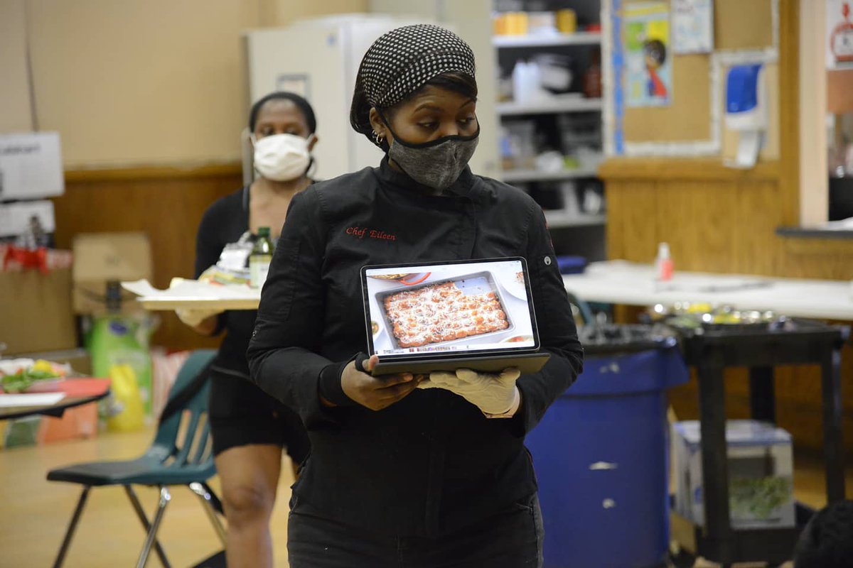 BoysClubNY's tweet photo. Last week our younger members had the opportunity to learn how to prep, cook, and EAT a healthy and hearty meal. Thank you to the fantastic Chef Eileen and @aromasbakery for coming by and passing on the knowledge! #bcnysummer https://t.co/zKsCDradGs