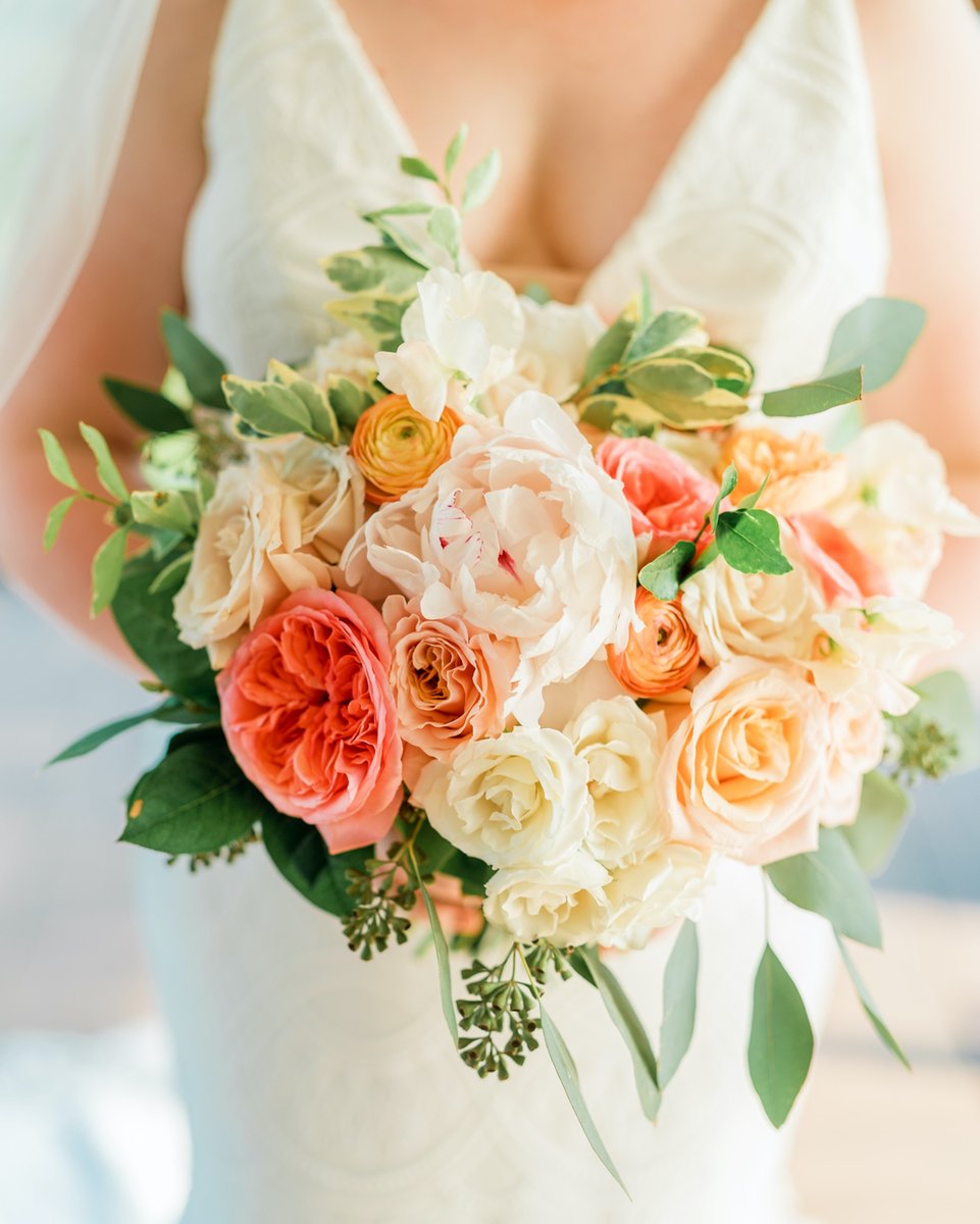 Peachy Perfect.  #justpeachy #peach #coral #pink #summerbouquet #handtied #bouquet #lush #bridalstyle #summerbride #gardenrose #peony #festivamaxima #ranunculus #gardenstyle #pinkexpressionrose #dcflorist #dcwedding #districtwinery #helenoliviaflowers