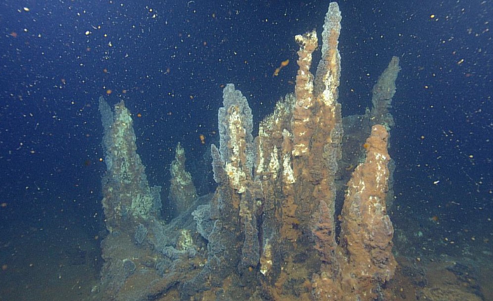 ProjectSantory's tweet image. ΒΑ της Σαντορίνης, μόνο μερικά χιλιόμετρα κάτω από την επιφάνεια, υπάρχει το ενεργό υποθαλάσσιο Κολούμπο. Η τελευταία έκρηξη έχει καταγραφεί το 1650 μ.Χ. Πρόσφατες εξερευνήσεις έχουν αποκαλύψει ένα συναρπαστικό υποθαλάσσιο φυσικό εργαστήριο. #santory #kolumbovolcano