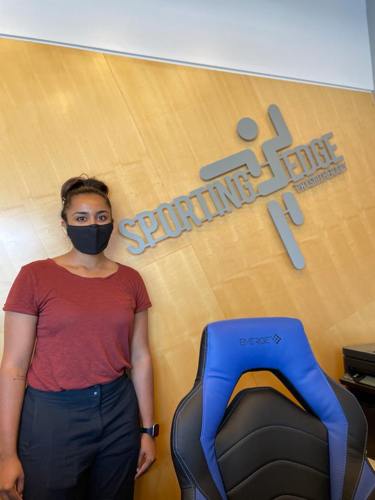 SportEdgePhysio's tweet photo. #Vaughan help us welcome Alana from @uoftpt our newest student addition to the team. Thank you for letting her try out her newly taught skills on you. We are glad to have her here learning from our Physios
#vaughansportsphysio 
#vaughanphysio 
#studentmentorship 
#uoftphysio https://t.co/aaV5caLfTD