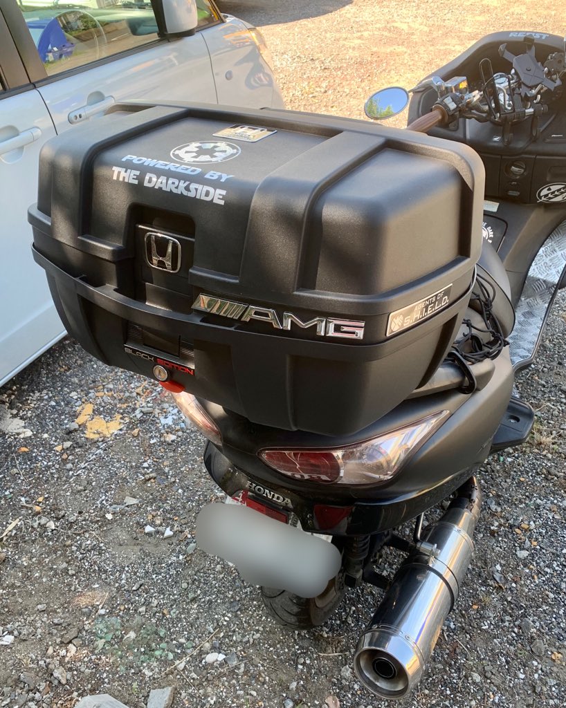 genki_toyfac's tweet photo. 今日はバイク通勤♬
ステッカー・エンブレムカスタム💕
アーマーゲー入りました♬笑

HONDAなのかDARKSIDEなのか
AMGなのかよく分からないですが💧

#honda #forza #mf08 #stickercustom #emblem https://t.co/U3vhraycvu