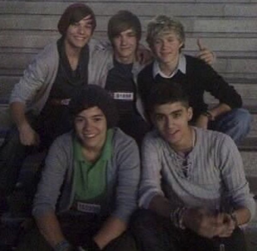 TheBoys1D_28's tweet image. 🚨Use this hashtags for the 23rd anniversary!!! 
#directionersstillgoingstrong 
#wearedirectioners
#directionersbreaktheinternet 
And use the first 1D picture for your profile pic