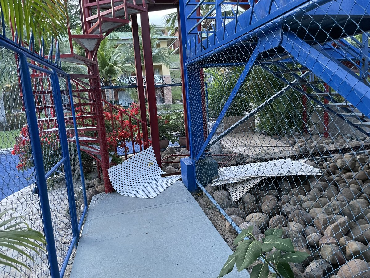 Concolon2's tweet photo. Se venden como la gran sensación: Un llamado de atención a @decameronpanama No puede ser que sus aforos estén llenos para los show, igual las piscinas en mantenimiento. Eso es estafa. @ATP_panama @AcodecoPma https://t.co/yLZKhHnqzW