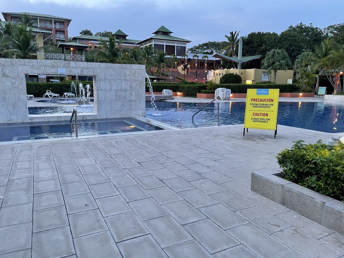 Concolon2's tweet photo. Se venden como la gran sensación: Un llamado de atención a @decameronpanama No puede ser que sus aforos estén llenos para los show, igual las piscinas en mantenimiento. Eso es estafa. @ATP_panama @AcodecoPma https://t.co/yLZKhHnqzW