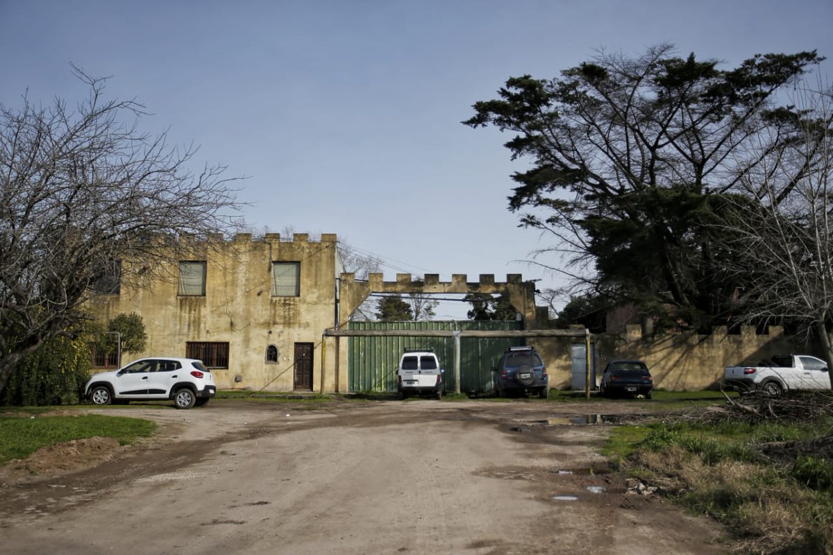 Allí, donde termina la av. Carlos Gardel, en el límite entre los barrios Don Emilio y Gral. Belgrano, tenemos nuestro castillo conurbánico.
