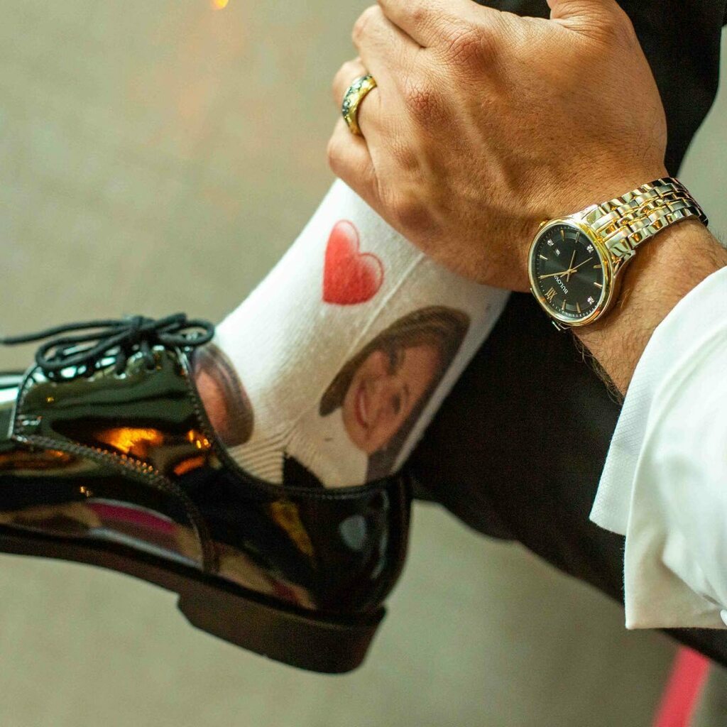FunSunWeddings's tweet photo. And for the ultimate display of wedding day affection?⠀
⠀
Nothing says "I love you" quite like wearing her face on your feet 😂⠀
⠀
Seriously though, how adorable are these Groom's socks?⠀
.⠀
.⠀
⠀ https://t.co/gGtby19zKC https://t.co/ceS7XRBxVt