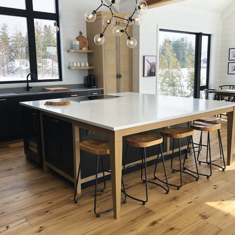 CHALET KITCHEN - DESIGNER EVA CHMIELOWIEC OF HERITAGE FINISHES SHOWCASES ONE OF HER RECENT PROJECTS TO USE AS INSPIRATION FOR YOUR NEXT KITCHEN RENO.

Located in a stunning Beaver Creek Valley ski chalet, this kitchen is the perfect mix of rustic

canadianhometrends.com/rustic-modern-…