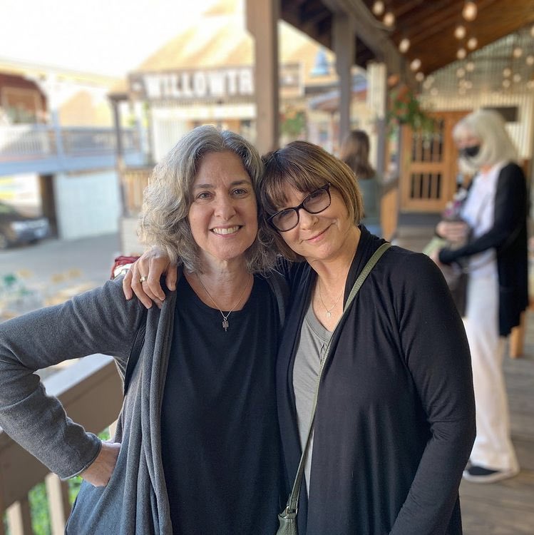 thedinahmanoff's tweet photo. A HUGE thank you to everyone who came to @eagleharborbooks last night or shared their adventures with #JackieGold over the internet with us. I’m so excited to introduce her to the world!
#actorslife #bookstagram #bainbridgeisland #grease #author #newnovel https://t.co/jSVjBaC2ZC